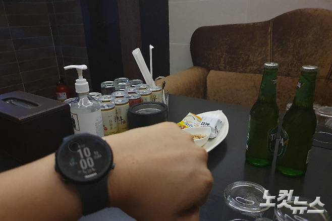 창원 상남동의 한 노래방은 밤 10시가 넘었지만, 도우미를  불러주는 불법 영업을 하고 있었다. 이형탁 기자