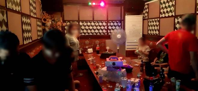영업시간 제한을 어기고 외국인 13명이 모여 생일파티를 하다 경찰에 적발됐다. 경남경찰청 제공