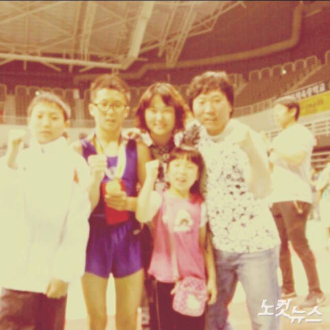 중학교 시절 신재환 선수(왼쪽 두번째)와 가족.