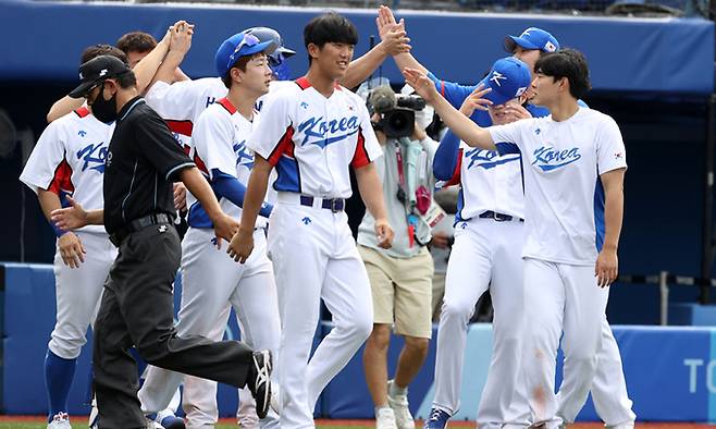 2일 일본 요코하마 스타디움에서 열린 도쿄올림픽 야구 녹아웃 스테이지 2라운드 대한민국과 이스라엘의 경기 11대 1로 이스라엘에 7회 콜드게임 승을 거둔 대한민국 선수들이 기뻐하고 있다. 뉴시스