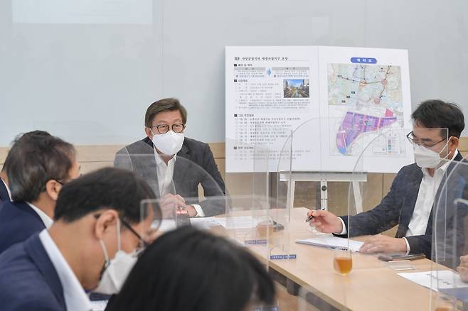 박형준 부산시장이 3일 오전 사상구 덕포동  서부산권 제2 집무실에서 첫 전략회의를 개최하고 있다.