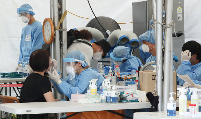 2일 오후 서울 구로구 구로역에 설치된 코로나19 임시선별검사소에서 의료진이 분주하게 검사를 진행하고 있다. 연합뉴스