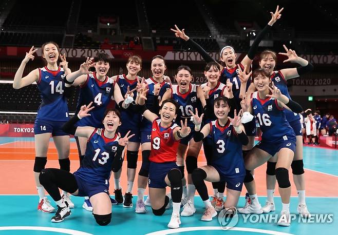 [올림픽] 여자배구, 이제 8강 이다! 7월 31일 일본 아리아케 아레나에서 열린 도쿄올림픽 여자 배구 A조 조별리그 한국과 일본의 경기. 한국 김연경(10), 오지영(9) 등이 일본에 승리하며 8강에 진출한 뒤 기념촬영하며 기뻐하고 있다.  [연합뉴스 자료사진] 2021.7.31 mon@yna.co.kr