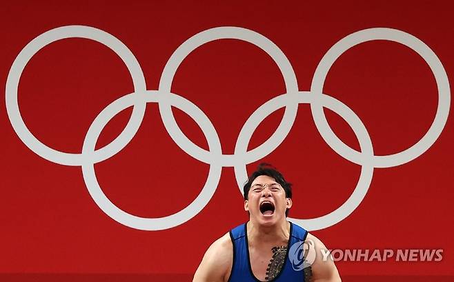 [올림픽] 진윤성의 도전 (도쿄=연합뉴스) 이지은 기자 = 3일 일본 도쿄국제포럼에서 열린 도쿄올림픽 역도 남자 109kg급에 출전한 진윤성이 용상 3차 시기에서 230kg을 도전하고 있다. 결과는 실패. 2021.8.3 jieunlee@yna.co.kr