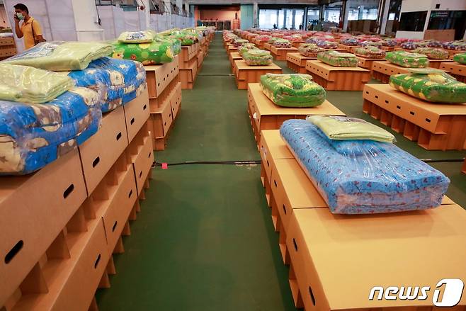 태국의 부족한 병상을 확보하기 위해 돈무앙 국제공항 창고를 코로나19 임시 병원으로 바꾸는 작업이 이뤄지고 있다. © 로이터=뉴스1