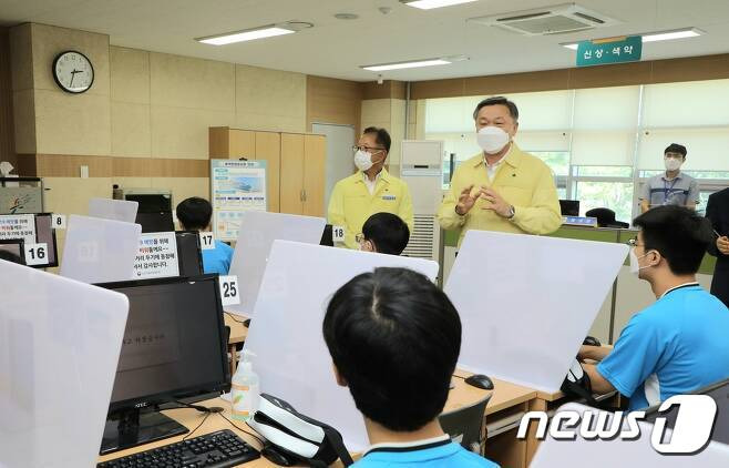 정석환 병무청장이 4일 대구경북지방병무청 병역판정검사장을 찾아 입영판정검사를 받는 입영대상자들에게 코로나19 방역지침 준수와 건강한 군 생활을 당부했다. (병무청 제공) © 뉴스1