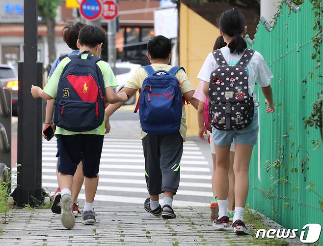 서울 한 초등학교에서 아이들이 등교하는 모습. /뉴스1 © News1 이성철 기자