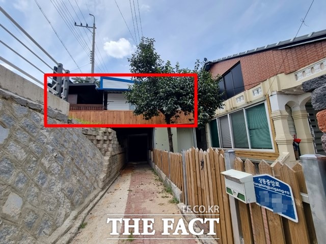 전북 정읍시 상동의 한 하천 제방 위에 세워진 불법 건축물.(빨간색 사각형) /정읍=이경민 기자