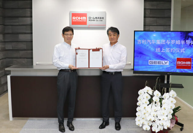 마쓰모토 이사오 로옴 대표(오른쪽)가 지리자동차와 온라인으로 협약을 체결하고 직원과 협약서를 들어보이고 있다.