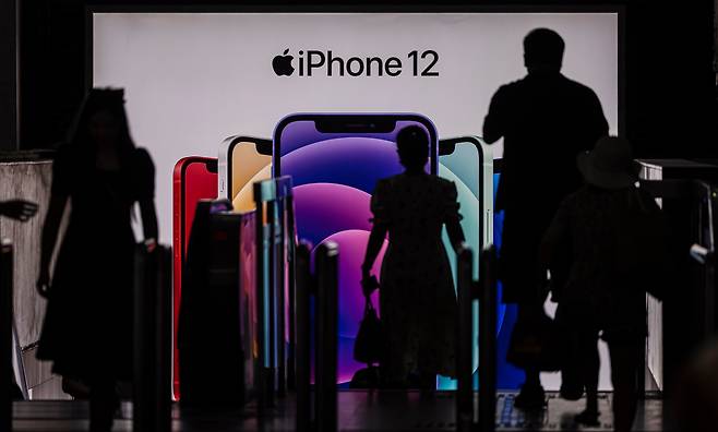중국 상하이에 커다란 애플 '아이폰12' 광고 앞을 사람들이 지나가고 있다. /EPA 연합뉴스