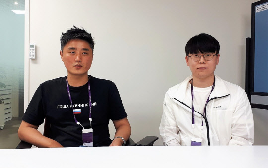 김신영(왼쪽) 클루커스 데이터어낼리틱스그룹 리더와 김상록 매니저가 데이터 분석·활용 사례에 대해 설명하고 있다.