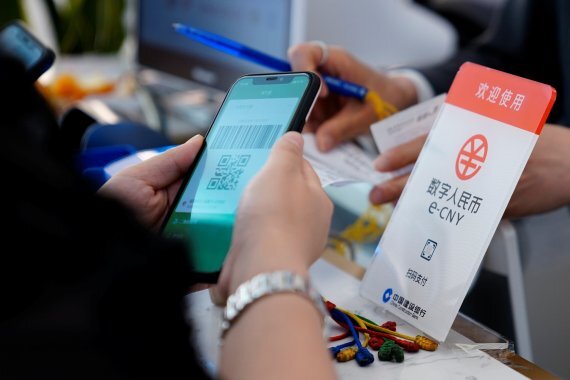 중국은 지난해 12월 쑤저우에서 진행한 디지털위안 실험에서 화웨이 메이트 스마트폰으로 오프라인 상태에서 결제를 처음 선보였다. /사진=뉴스1로이터