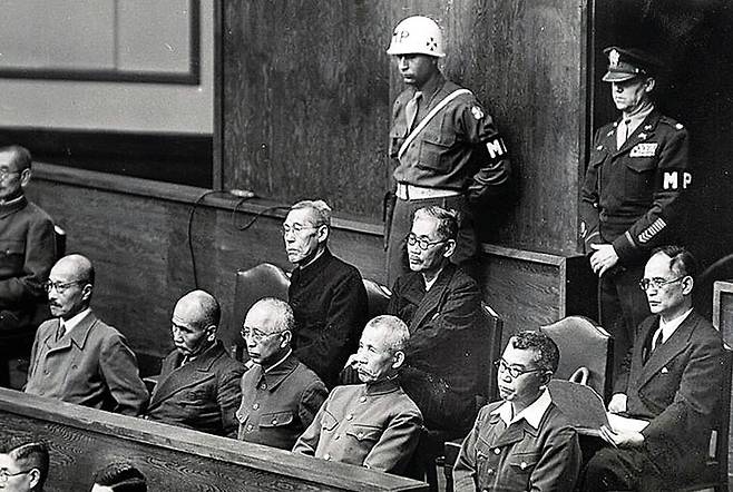 1946년 도쿄 전범재판석에 앉은 도조 히데키(맨 왼쪽) 등 일본군 전범들. 수많은 부하들과 민간인을 죽음으로 몰아넣은 그들 중 다수가 아무 책임도 지지 않고 다시 출셋길을 걸었다. <한겨레> 자료사진