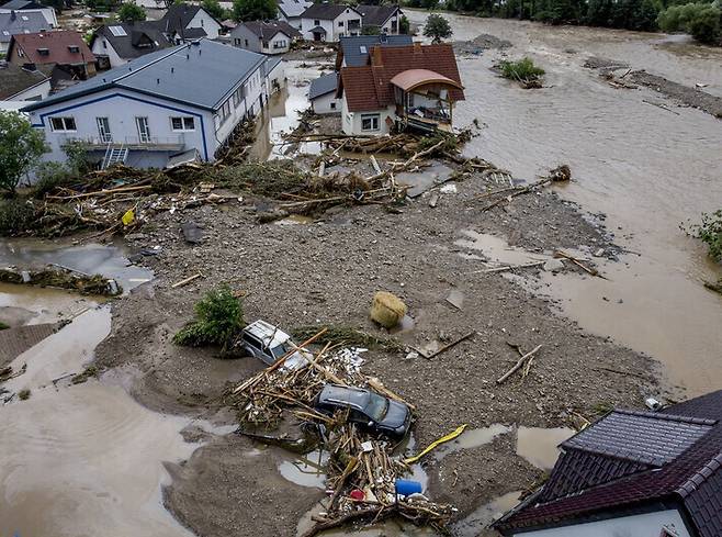 독일 서부 아르강 일대에서 지난달 15일(현지시각) 홍수로 집이 무너지고 물에 잠긴 모습. AP 연합뉴스