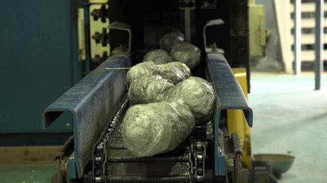 지난달 22일 경남 통영의 어업용 스티로폼 부표 처리시설에서 폐스티로폼 부표를 재활용 자재인 '잉코트'로 가공하고 있다. 잉코트는 액자틀과 같은 플라스틱 제품으로 재탄생한다. 현유리 PD