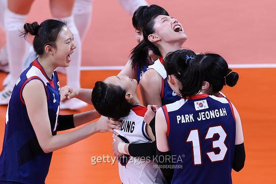 4일 터키를 꺾고 준결승 진출을 확정지은 한국 여자 배구 대표팀.