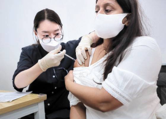 3일 서울 용산구청에 마련된 백신예방접종센터에서 한 외국인이 백신을 접종하고 있다. 이날 누적 1차 접종자는 오전 10시20분 기준으로 2000만4714명을 기록했다. [뉴스1]