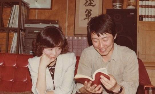 최재형 전 감사원장이 1982년 결혼 전 아내 이소연씨를 데리고 처음 집을 찾아 가족들에게 소개하던 당시 모습. 최 전 원장 지인은 “온 가족의 시선이 집중돼 다소 긴장한듯 수줍은 모습의 아내 이소연씨와, 이를 아는지 모르는 지 태평하게 웃으며 책을 꺼내 읽는 최 전 원장의 모습이 관전 포인트”라고 전했다. [최재형 캠프 제공]