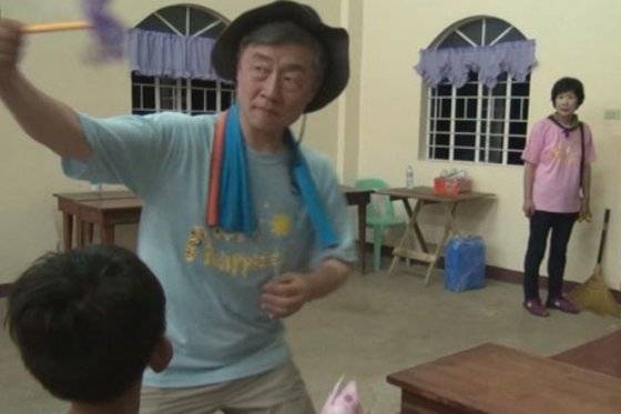 서울고등법원 부장판사 시절인 2016년 필리핀에서 선교 봉사활동을 하며 바람개비를 만들어 현지 아이들과 놀아주는 최재형 전 감사원장. 최 전 원장 지인은 ″현지 아이들에게 인기가 정말 많았다″고 전했다. [최재형 캠프 제공]