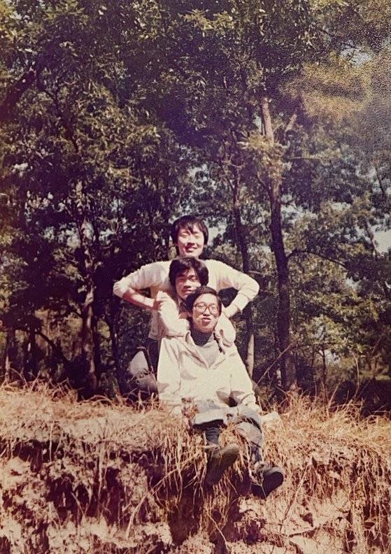 서울대 법대 재학 시절 캠핑을 놀러가서 찍은 사진. 맨 위가 최재형 전 감사원장이고, 맨 아래에 앉아있는 학생이 강명훈 변호사다. 가운데는 같은 교회를 다니던 김추인 목사다. [최재형 캠프 제공]