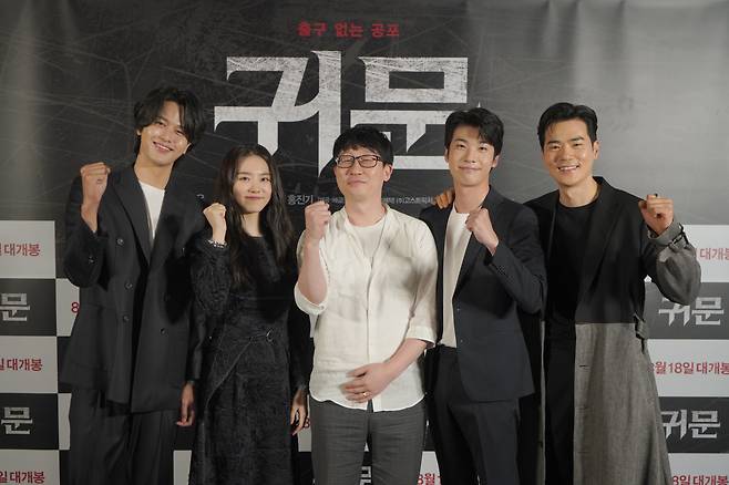 (From left) Actors Lee Jung-hyung and Kim So-hye, director Shim Deok-geun and actors Hong Jin-gi and Kim Kang-woo pose for a photo after an online press conference held on Tuesday. (CJ ENM)