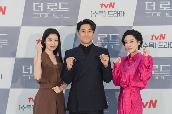 tvN 새 드라마 ‘더 로드: 1의 비극’으로 호흡을 맞추는 배우 윤세아, 지진희, 김혜은. tvN 제공