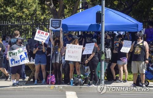 사내 성차별과 성희롱 문화에 항의하는 블리자드 직원들. AP 연합뉴스