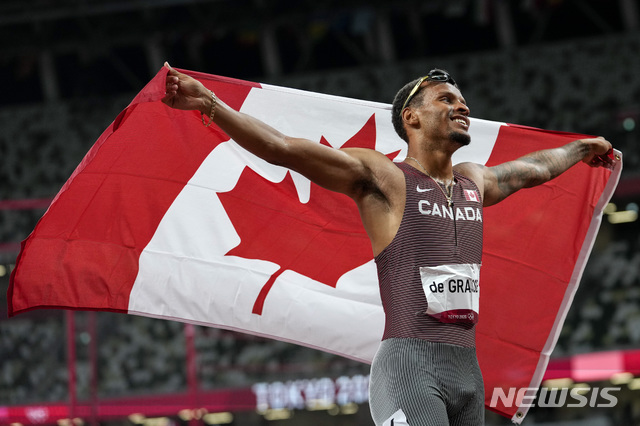 [도쿄=AP/뉴시스] 캐나다 육상 선수 안드레 더 그래스가 남자 200m 금메달을 땄다. 2021.08.04.