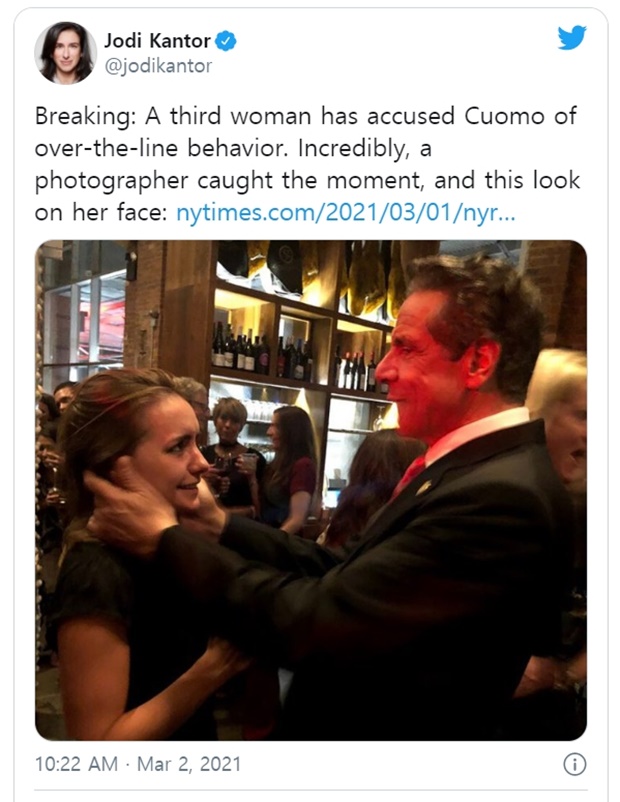 2019년 9월 뉴욕의 한 결혼식 피로연장에서 쿠오모 주지사에게 원치 않는 신체적 접촉을 당했다는 사진 속 안나 루치(33)는 주지사가 “키스해도 될까”라고 묻기도 했다고 폭로했다.