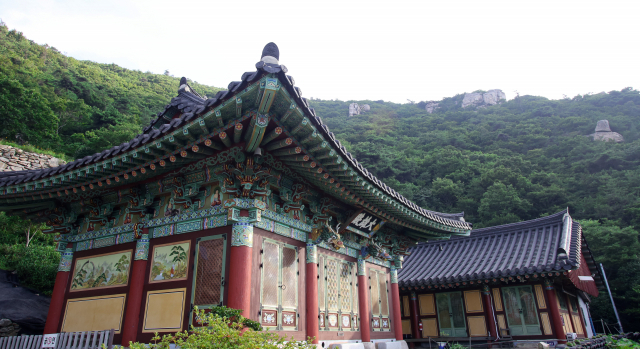탑산사는 한국 불교 태동지인 천관산을 천 년 넘게 지키고 있는 대표 사찰이다.