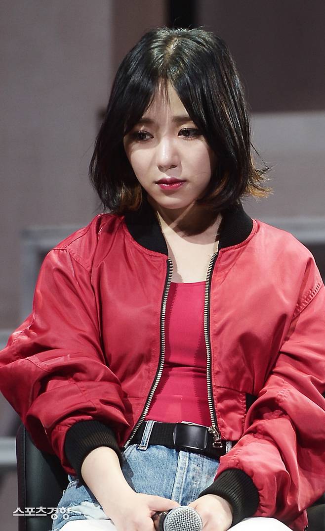 최근 극단적 선택을 시도했다 의식을 되찾은 권민아가 자신을 비판한 일부 누리꾼들 향해 법적 대응을 예고했다. 이선명 기자
