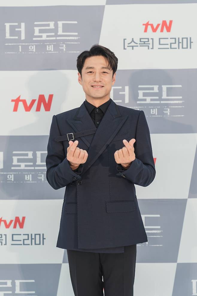 ▲ 배우 지진희가 4일 tvN 새 수목드라마 '더 로드 : 1의 비극' 제작발표회에 참석해서 포즈를 취하고 있다. 제공|tvN