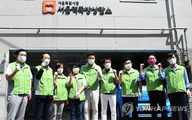 봉사활동 나선 국민의힘 대선 경선 예비후보 (서울=연합뉴스) 국민의힘 대선 경선 예비후보자들이 4일 오전 서울 용산구 동자동 봉사활동에 앞서 사진 촬영을 하고 있다. 왼쪽부터 서병수(경선준비위원장), 장기표, 이소연(최재형 후보 부인), 윤희숙, 김태호,안상수, 원희룡, 장성민,하태경 후보. 2021.8.4 [국회사진기자단] jeong@yna.co.kr