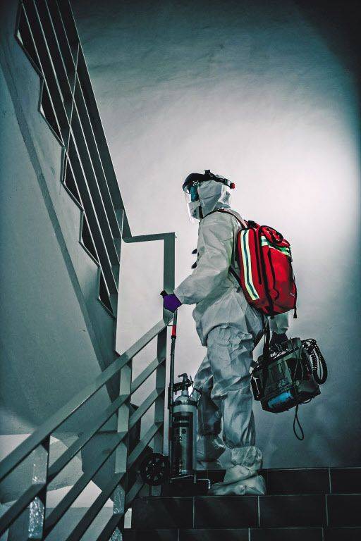 5㎏ 방호복에 장비 들고 계단도 - D레벨 방호복을 입고 환자들의 곁을 지키는 간호사들은 체감온도 40도 이상의 더위와 사투를 벌인다. 가만히 서 있기만 해도 온몸에 땀이 흐르지만 간호사들은 환자들을 위해 장비를 들고 계단을 오른다. /서울대병원 이강용 간호사·대한간호협회