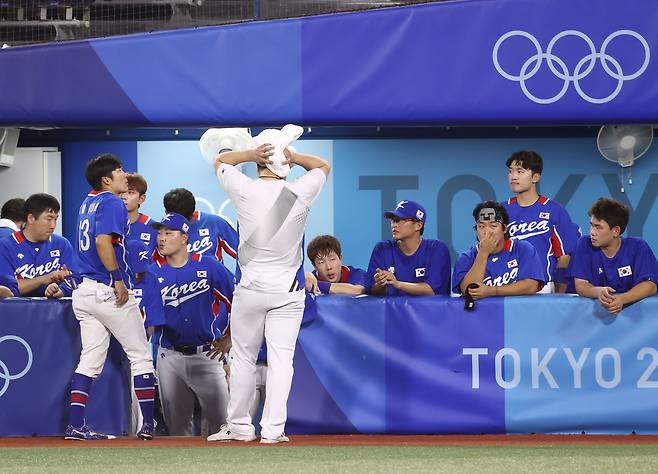 5일 일본 요코하마 스타디움에서 열린 도쿄올림픽 야구 패자 준결승전에서 미국에게 패한 한국 국가대표팀이 아쉬워하고 있다. /연합뉴스 제공