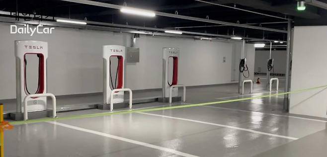 지난 6월 24일 서울 역삼동 센터필드 빌딩 내 테슬라 슈퍼차저 개장 전 촬영 사진. </figcation>