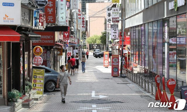 수도권 거리두기 4단계 시행 후 첫 주말인 18일 오후 서울 명동거리가 한산한 모습을 보이고 있다. 2021.7.18/뉴스1 © News1
