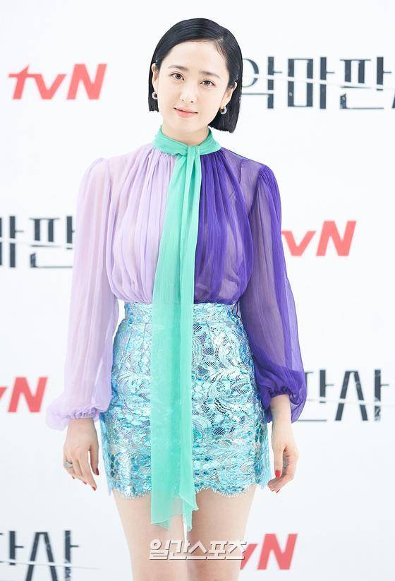 배우 김민정이 1일 오후 온라인 생중계로 진행된 tvN 드라마 ‘악마판사' 제작발표회에 참석해 포토타임을 갖고 있다. '악마판사'는 가상의 디스토피아 대한민국을 배경으로 전 국민이 참여하는 라이브 법정 쇼를 통해 정의에 대한 메시지를 전하는 드라마다. 오는 7월 3일 첫방송된다. 〈사진제공=CJ ENM〉