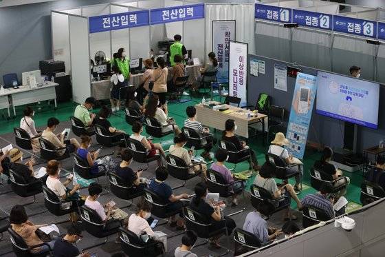 4일 오후 서울 서대문구 북아현문화체육센터에 마련된 코로나19 예방접종센터에서 백신 접종을 마친 시민들이 이상반응 모니터링을 위해 기다리고 있다.   연합뉴스