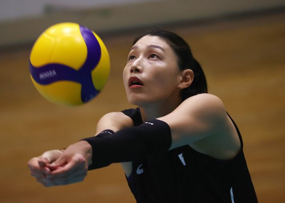 5일 오후 일본 시오하마시민체육관에서 열린 도쿄올림픽 대한민국 배구 국가대표팀 훈련에서 김연경이 집중하고 있다. 연합뉴스