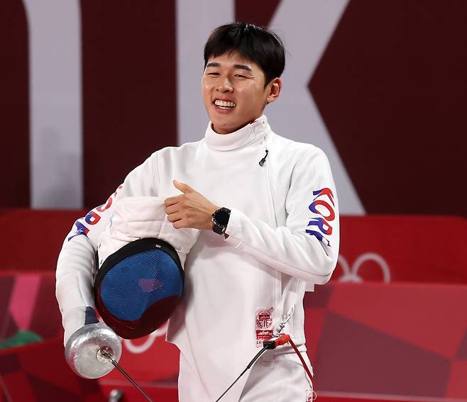 5일 일본 무사시노노모리 종합 스포츠플라자에서 열린 남자 근대5종 펜싱 랭킹라운드 경기에서 전웅태가 경기복을 입고 환하게 웃고 있다. [화면출처 : 연합뉴스]