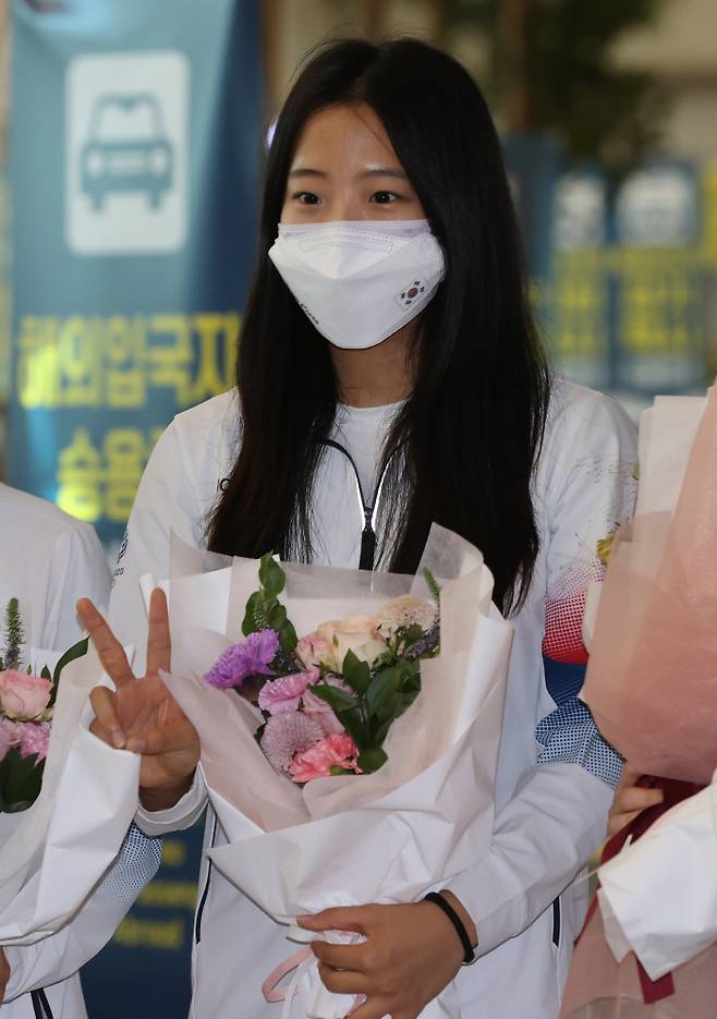 완전무장 출국 신유빈, 귀국길은 간편하게 | 다음뉴스