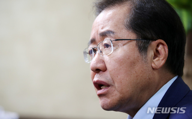 [서울=뉴시스] 전신 기자 = 국민의힘 대권주자인 홍준표 의원이 지난달 19일 서울 여의도 한 사무실에서 인터뷰를 하고 있다. 2021.07.20. photo1006@newsis.com