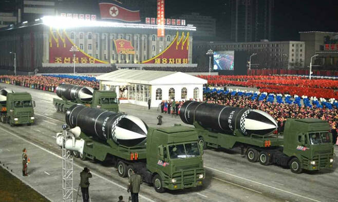 북한이 지난 1월 14일 제8차 조선노동당 대회 기념 열병식에서 신형 잠수함발사탄도미사일(SLBM) '북극성-5ㅅ'을 공개한 모습. 뉴스1