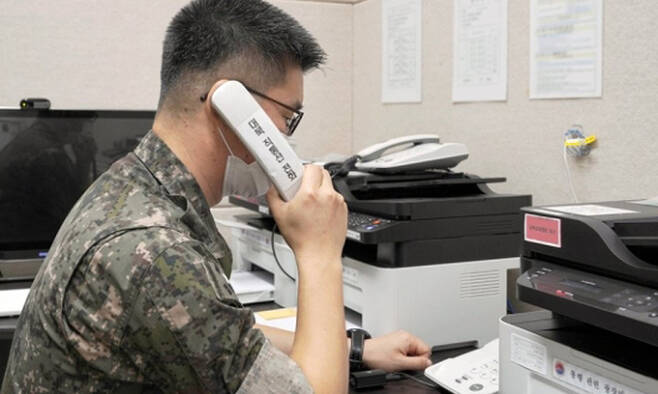 남북 간 통신연락선이 복원된 지난달 27일 군 관계자가 서해지구 군 통신선을 활용해 시험통화를 하고 있는 모습. 연합뉴스