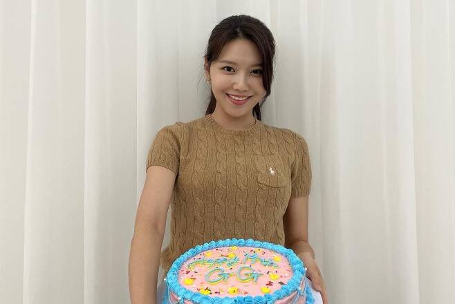Choi Sooyoung celebrated the 14th anniversary of Girls Generation.On the 5th, Choi Sooyoung posted several photos on his Instagram with an article entitled Happy Birthday with Hope during the 14th year of sailing # GG14EVA.The picture shows Choi Sooyoung holding his own Cake. The Cake, which is carefully decorated, has a message of HAPPY 14th GG.Above all, Choi Sooyoungs bright smile catches his eye.Choi Sooyoung shared his joy with Taeyeon, Sunny, Tiffany, Hyoyeon, Yuri, Seohyun and Yoona all members in the photo.Fans also congratulated Sooyoung on his own cake with the celebration of Happy 14th anniversary GG and Girls Generation 14th Anniversary.Meanwhile, Girls Generation debuted on August 5, 2007 with the single The World I Met Again.Since then, he has grown into a national girl group that has been loved by many people overseas for 10 years, including Kissing You, Gee, Hope, Hoot, Run Devil Run and Lion Heart.Currently, he is performing his own activities such as singer, actor, musical actor, DJ, but still boasts a strong friendship and continues Girls Generation forever.To celebrate the 14th anniversary of this years debut, TVN Yu Quiz on the Block is discussing the full appearance.