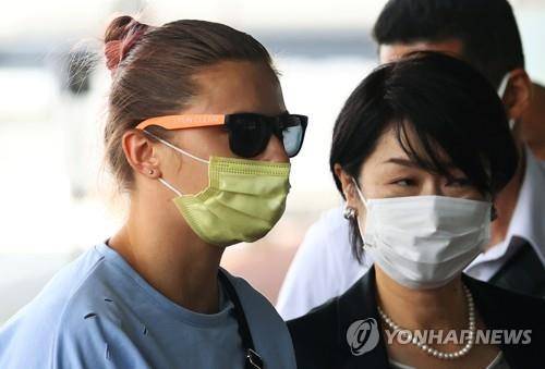 4일 오전 도쿄 나리타국제공항에 도착한 벨라루스 육상선수 크리스치나 치마노우스카야(왼쪽) [로이터=연합뉴스]