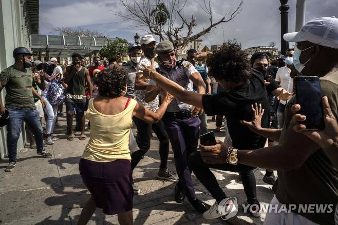 '코로나 사태' 항의 반정부 시위대 체포하는 쿠바 경찰 [아바나 AP=연합뉴스 자료사진]