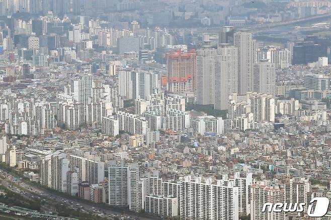 서울 송파구 롯데월드타워 서울스카이에서 바라본 서울 시내 아파트 단지 모습. / 뉴스1 © News1 임세영 기자