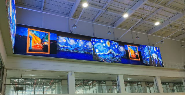 LG전자가 강원도 속초에 위치한 복합쇼핑몰 '속초 센텀마크'에 LG LED 사이니지를 활용해 대형 LED 전광판을 설치했다. (사진=LG전자)